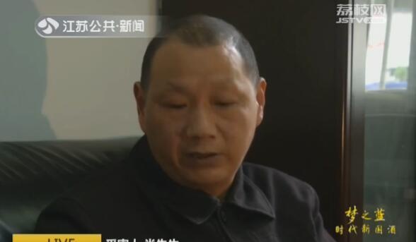 网上找人办信用卡 号称手续方便审核快 被骗4600拿到俩假卡